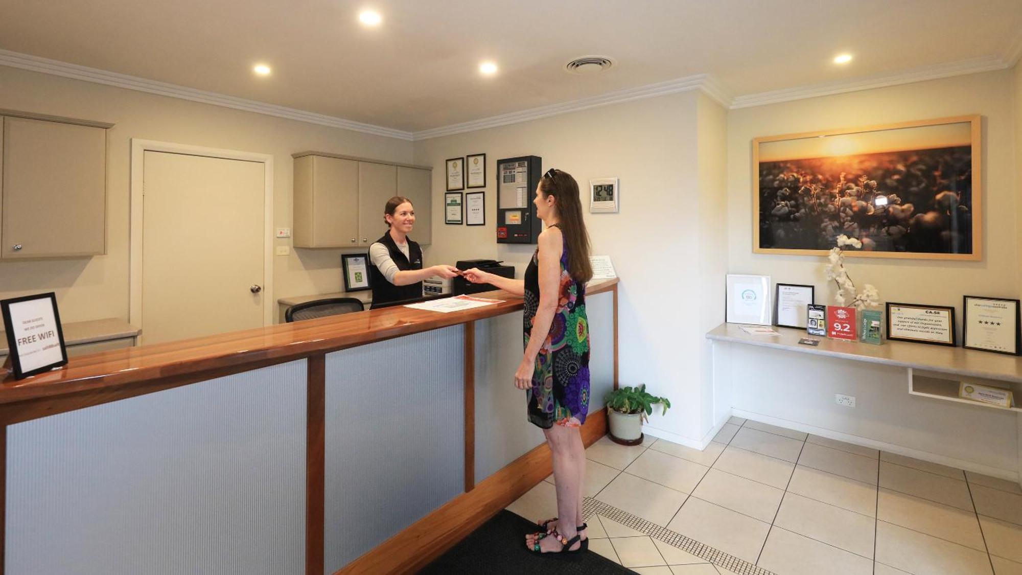 The Saltbush Motor Inn Hay Extérieur photo