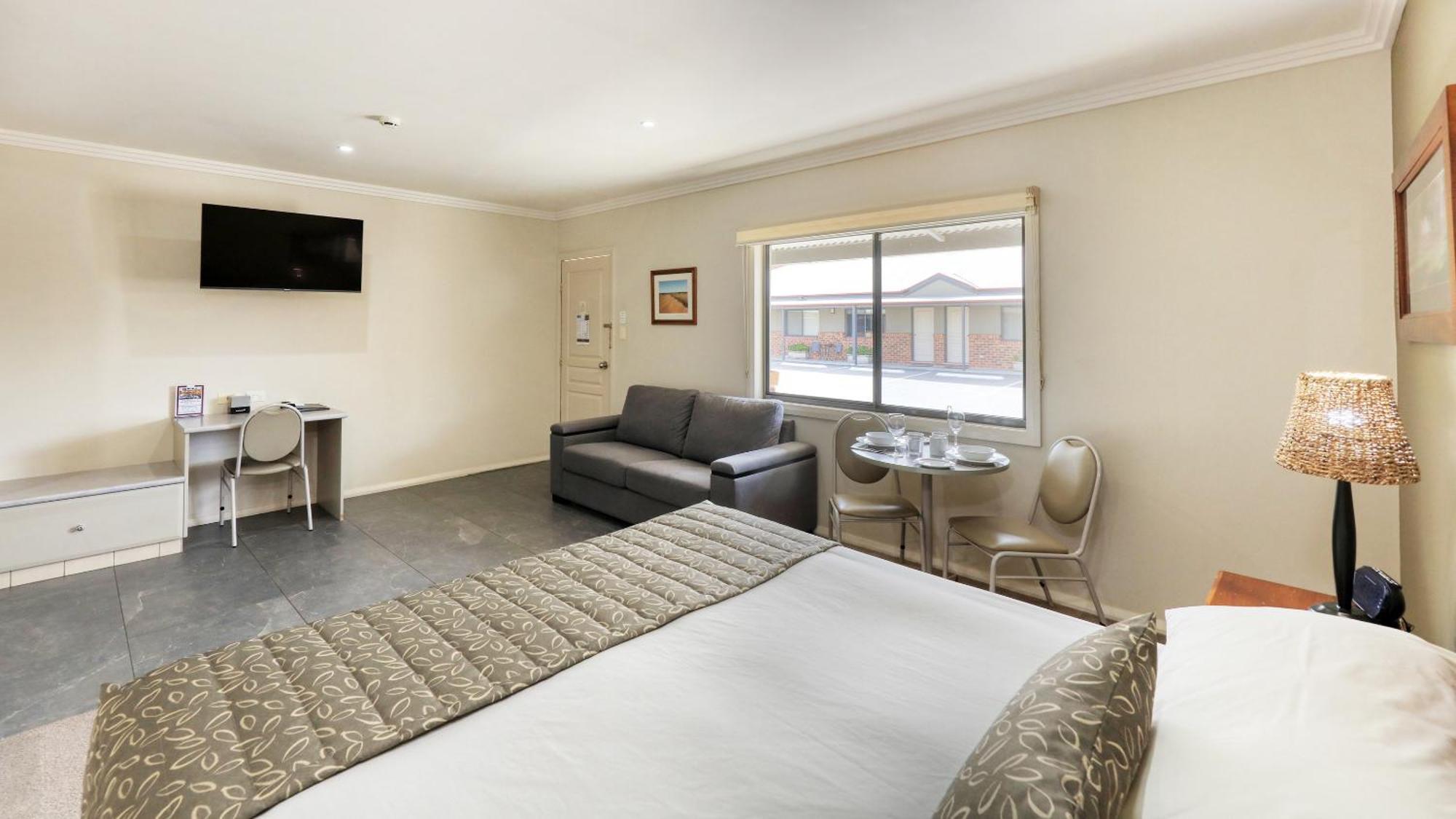 The Saltbush Motor Inn Hay Extérieur photo