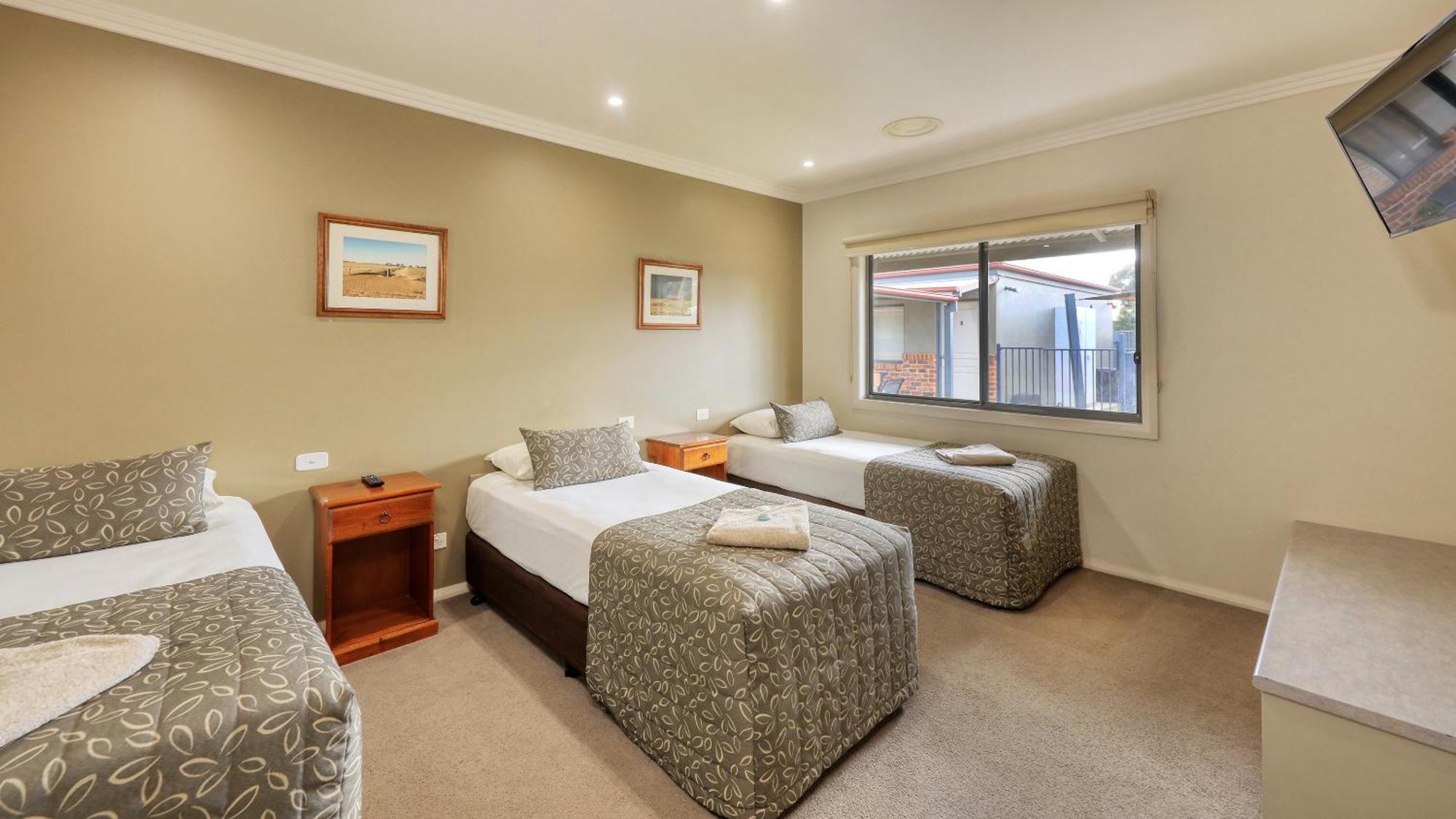 The Saltbush Motor Inn Hay Extérieur photo