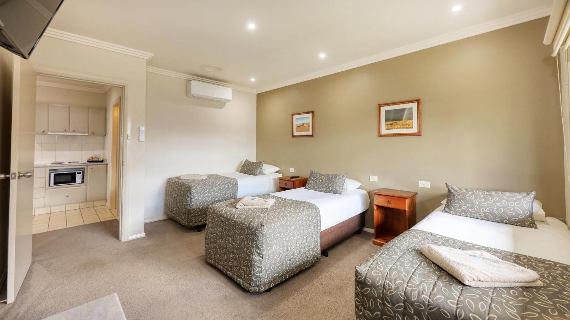 The Saltbush Motor Inn Hay Extérieur photo
