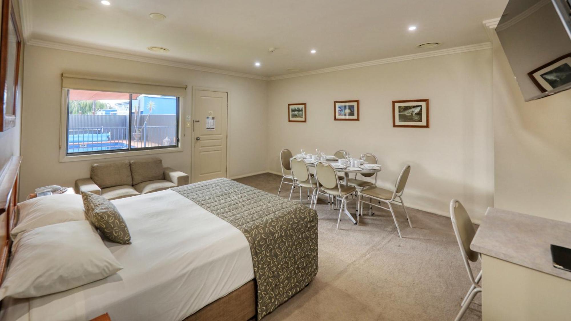 The Saltbush Motor Inn Hay Extérieur photo