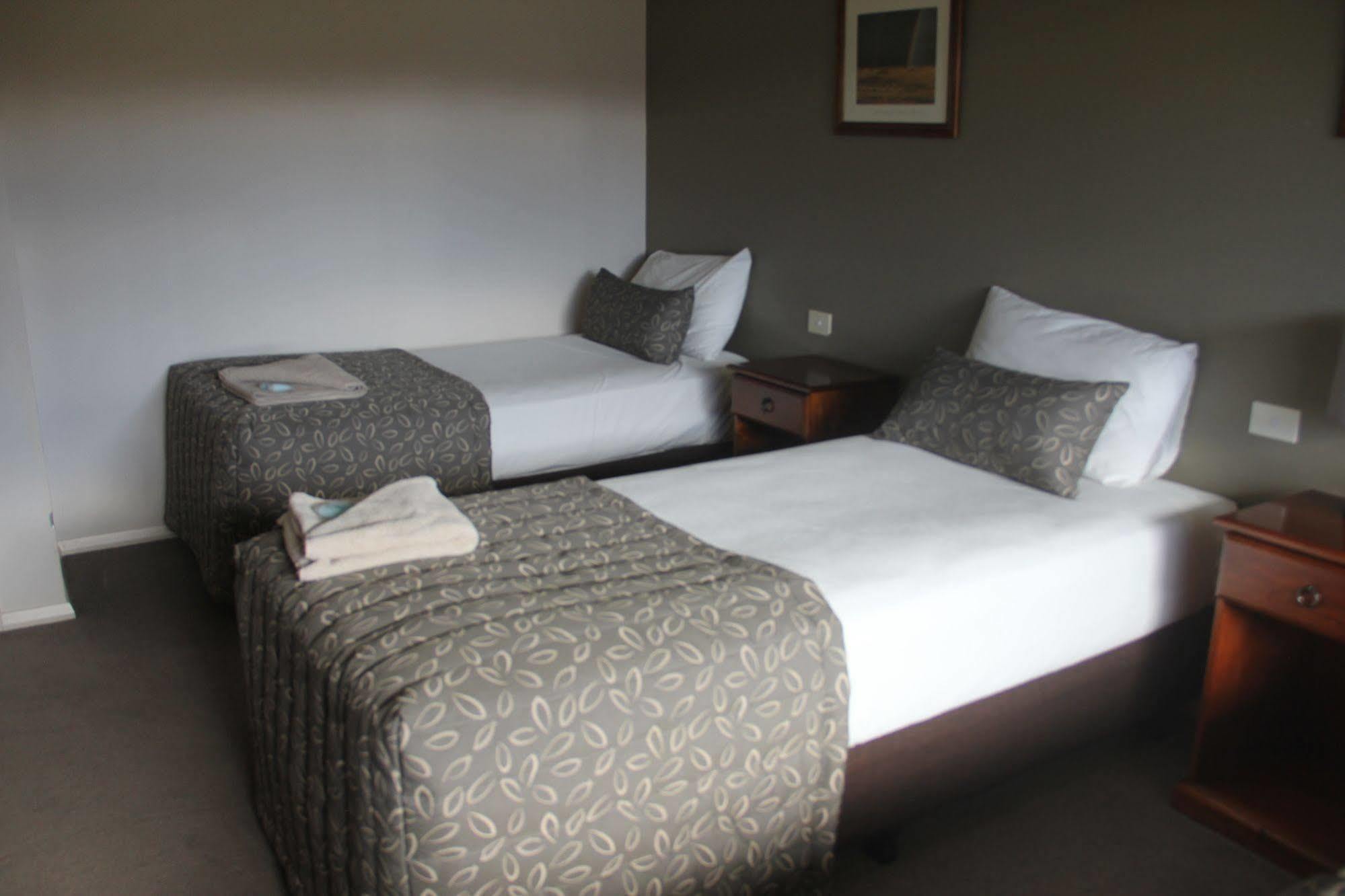 The Saltbush Motor Inn Hay Extérieur photo